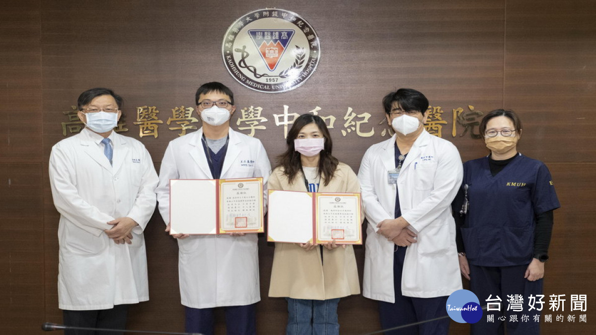 ▲高醫黃尚志副院長代表全院致贈感謝狀，感謝四位同仁的挺身而出、不畏辛勞。（圖／記者 許高祥 翻攝）