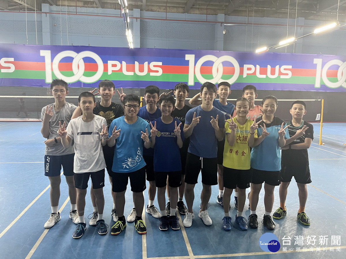 里約奧運選手陳炳順 (前中)與營北國中球員合影。（營北國中提供）