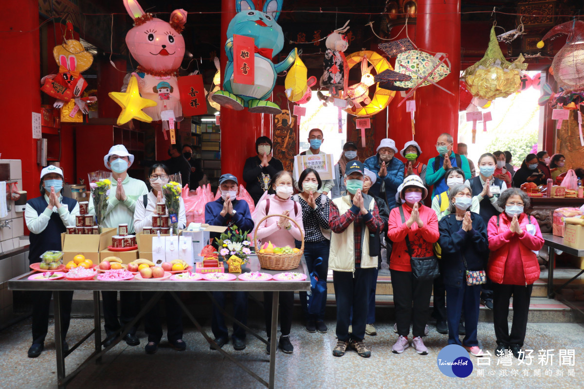 臺中慈濟醫院記憶保養班首次戶外活動，到清水紫雲巖祈求平安。