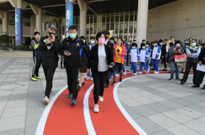 彰化縣推廣來彰化玩三鐵運動，跑3公里免費喝咖啡，還有機會抽大獎。圖／記者鄧富珍攝