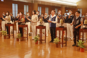 許縣長與議員及林前縣長等來賓敲響平安鐘。（記者扶小萍攝）