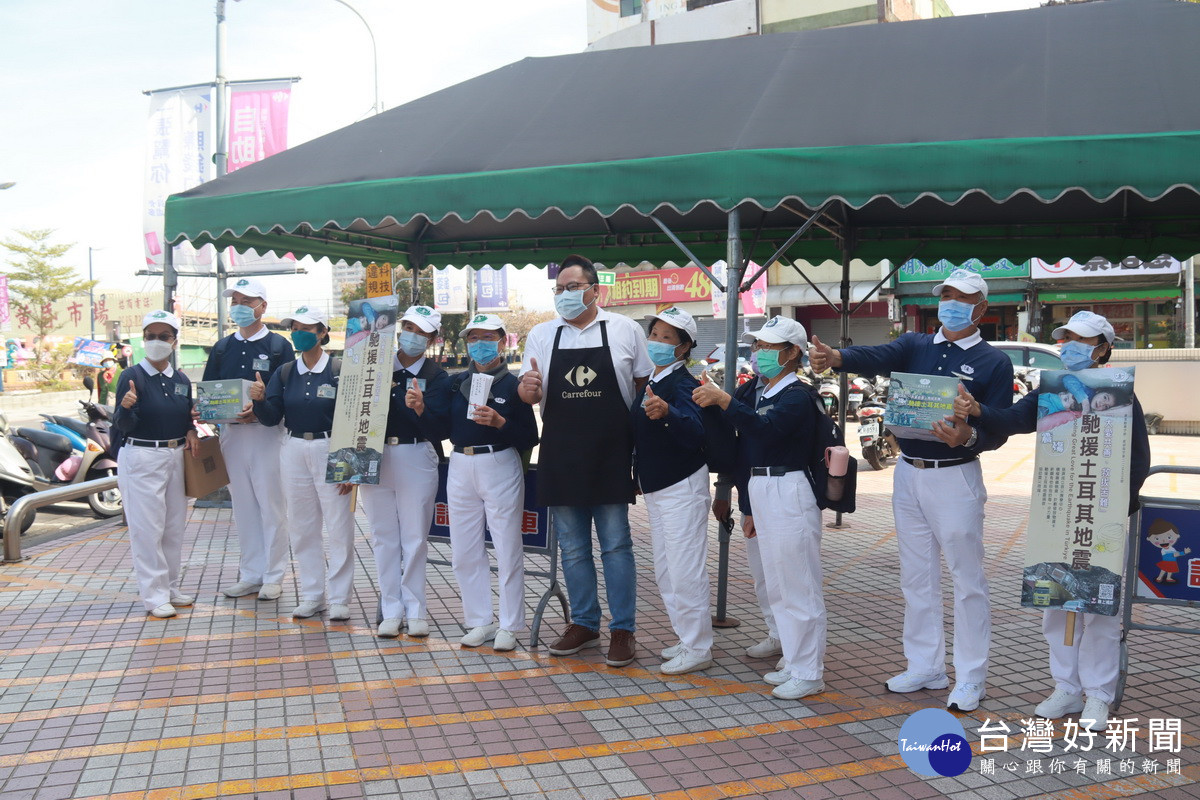 家樂福南投店特地搭帳蓬讓大家方便募款。（記者扶小萍攝）