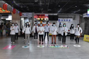 彰化縣營養師公會齊聚人來人往的彰化火車站大跳「我的餐盤舞」，散發出健康活力氣息。圖／化營養師公會提供