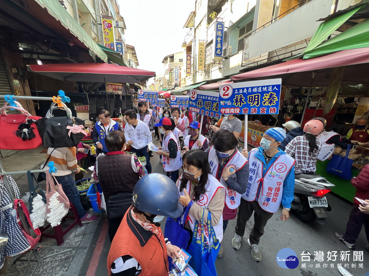 青年團走訪市場爭取支持林明溱。（林明溱競總提供）