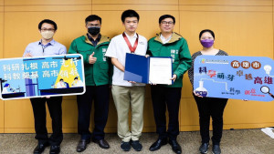 ▲龍華國中林峻丞同學榮獲2022年第19屆國際國中科學奧林匹亞競賽（IJSO）銀牌獎，陳其邁於市政會議上公開表揚。（圖／記者 許高祥 翻攝）