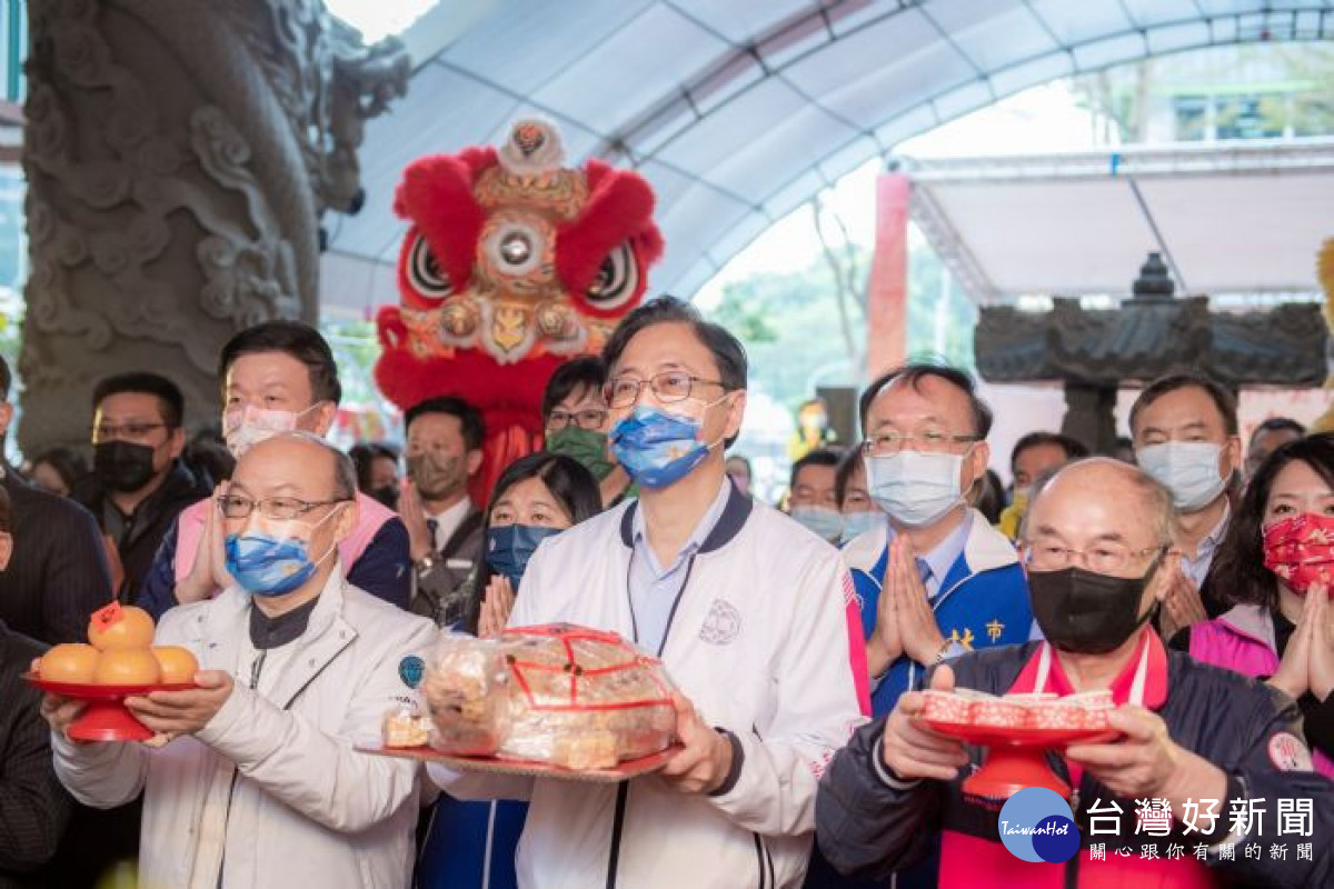 張市長與貴賓一起祭祀土地公。