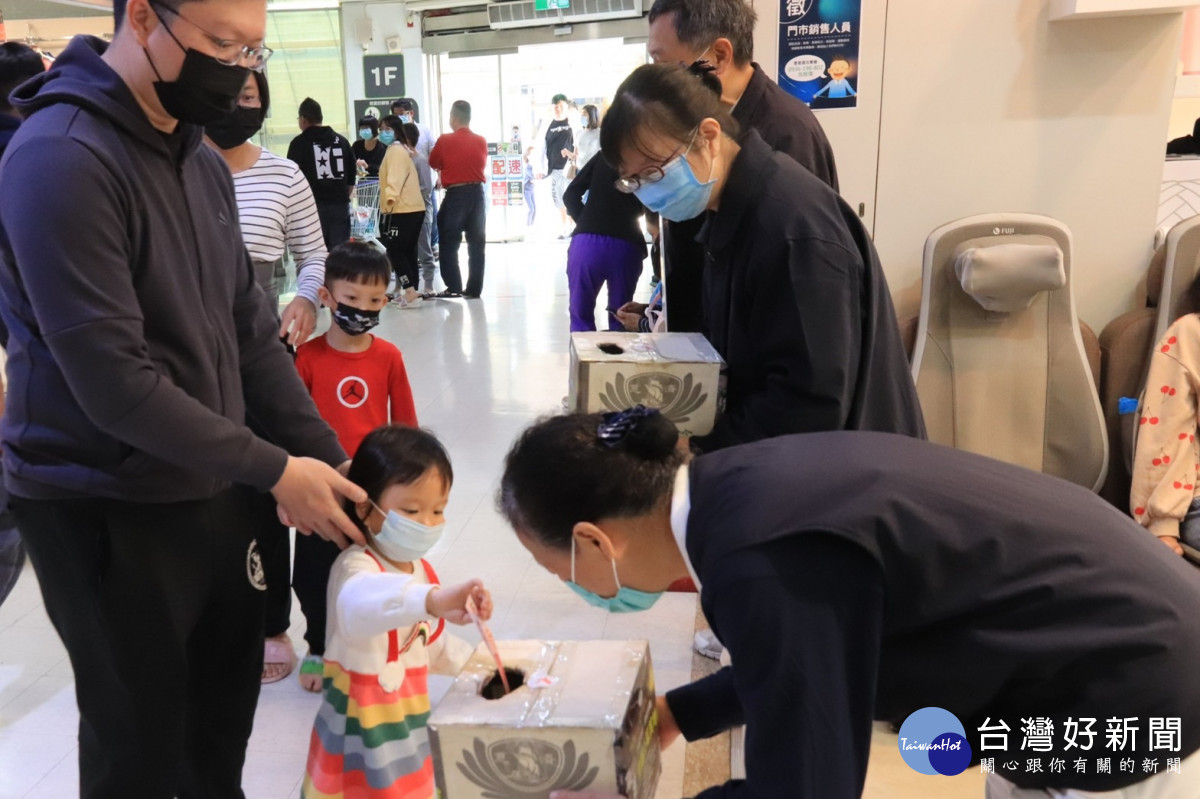 大愛共善馳援土耳其，彰化慈濟志工為愛走上街頭 。圖／慈濟基金會提供