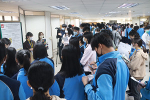 南投高中與仙台一高同學分組專題報告。（記者扶小萍攝）