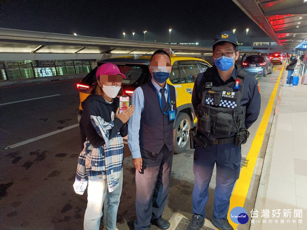 泰籍旅客手機遺落計程車上，員警迅速聯繫駕駛找回。