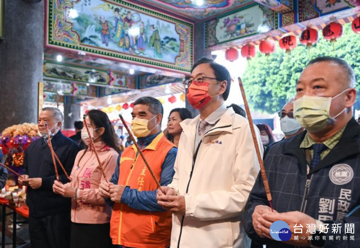 張市長參香祈福，祈求福德正神護佑桃園市民闔家安康。