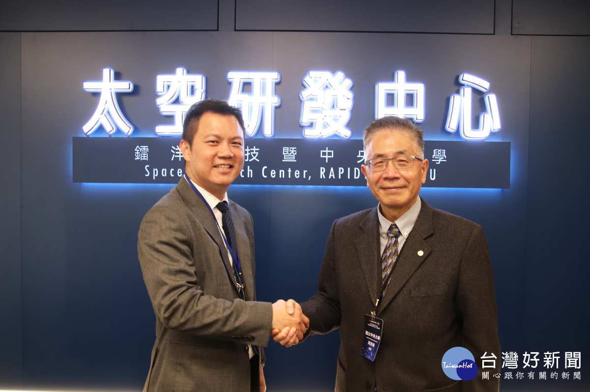 中央大學周景揚校長(右)與鐳洋科技董事長王奕翔(左)宣布於桃園青埔宣布成立太空研發中心,為深化台灣立方衛星產業鏈共同努力。