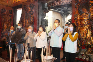 黃敏惠參拜東門土地公廟東安宮祈求國泰民安／林詩涵翻攝　