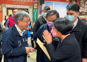 彰化縣長王惠美（右）向行政院長陳建仁（左）爭取加速彰化建設六大訴求。圖／記者鄧富珍攝