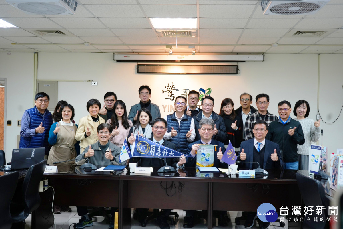 明志科技大學副校長馬成珉、鶯歌工商校長顏龍源分別代表雙方簽署合作備忘錄。