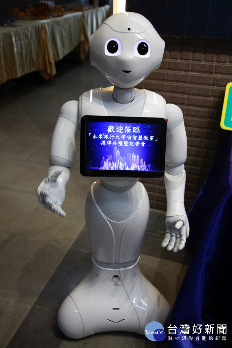 中原大學「未來旅行元宇宙智慧教室」安排機器人迎賓十分吸晴。