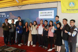 王副縣長與來賓為科技運動教室揭牌。（記者扶小萍攝）