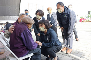 黃敏惠向二二八基金會董事江振裕致意／嘉義市府提供