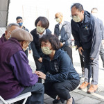 黃敏惠向二二八基金會董事江振裕致意／嘉義市府提供