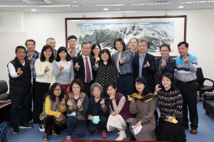 許縣長王副縣長與民政處同仁感謝吳處長近40年的貢獻。（縣府提供）