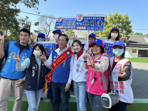 國民黨發言人李明璇與志工團隊陪林明溱拜票。（記者扶小萍攝）