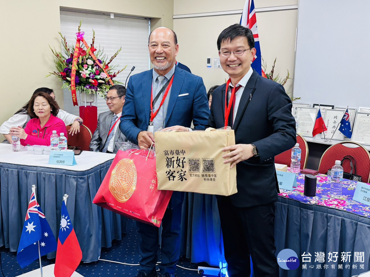 台中市客委會主委江俊龍代表台中市長盧秀燕祝賀葉義深總會長當選。