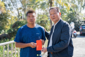 集集鎮長吳大村捐半薪善款救助邊緣戶。