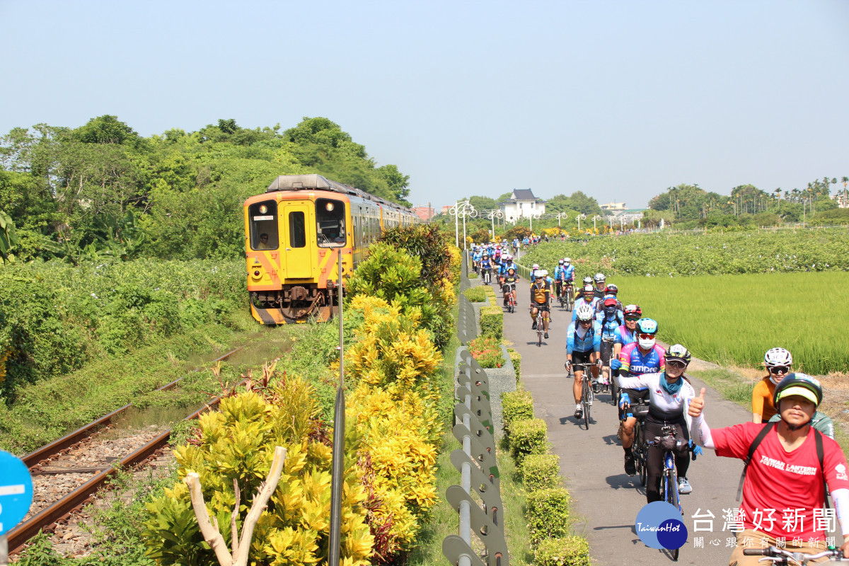 「卦山三鐵」騎乘路線可暢遊彰化縣田中鎮及二水鄉，途經二水自行車道及八堡圳公園，體驗騎乘單車與火車並肩而行。圖／參山處提供