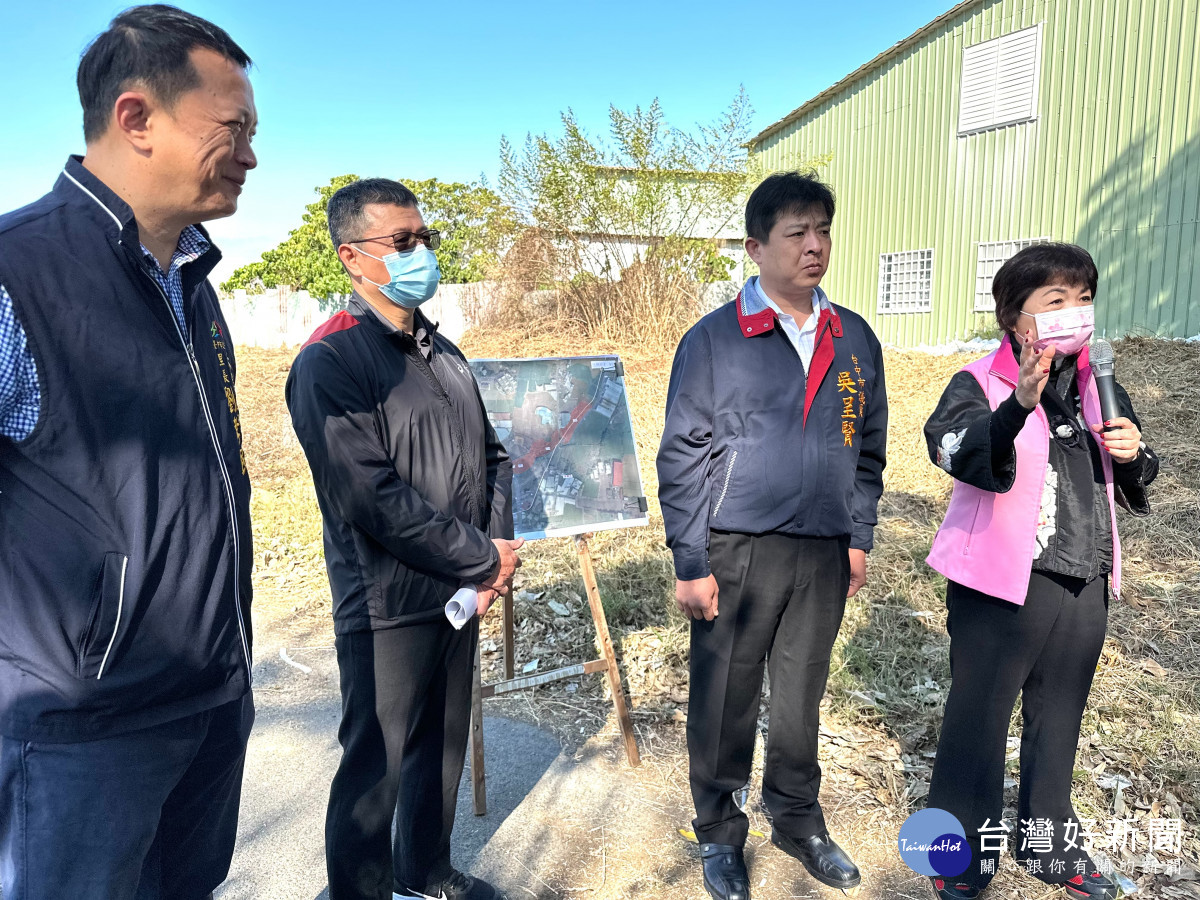 立委楊瓊瓔及台中市議員吳呈賢邀請相關單位現勘大雅第六公墓。