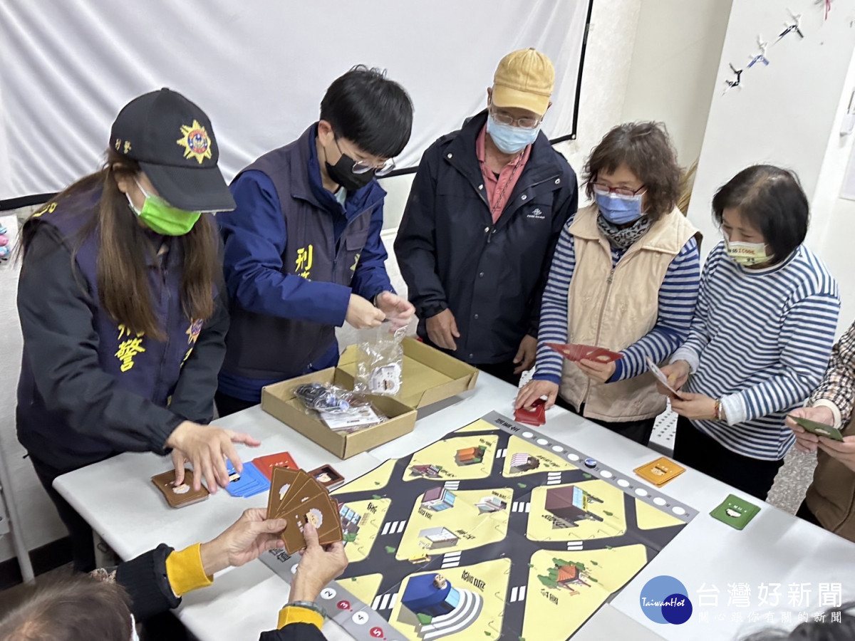 反詐騙融入社區關懷,北港警陪長輩玩桌遊/北港警分局提供