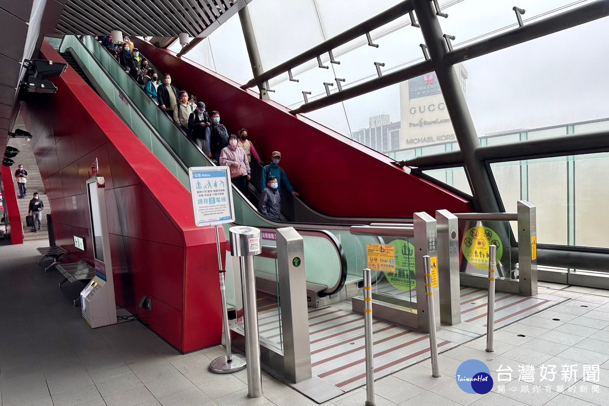 桃園機場捷運11處旅運量大及高揚程車站，即日起恢復電扶梯全日開啟。
