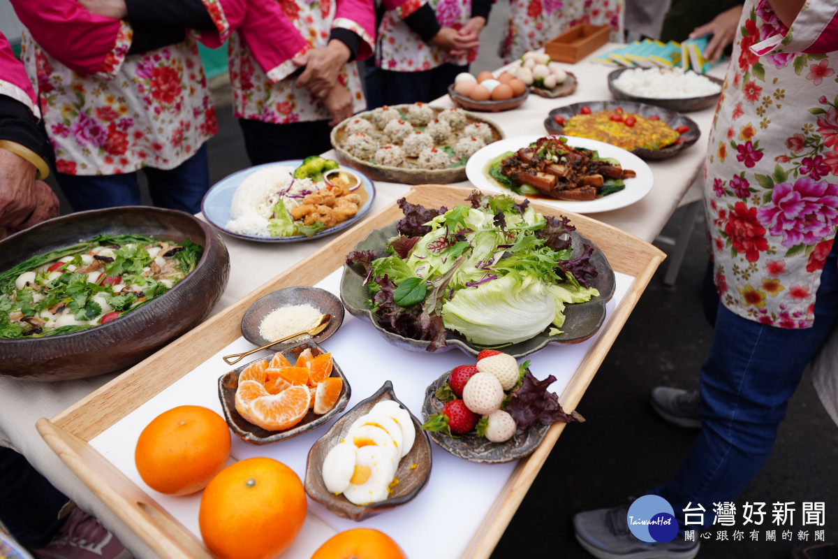 在地青年和社區媽媽運用在地食材製作創意料理。