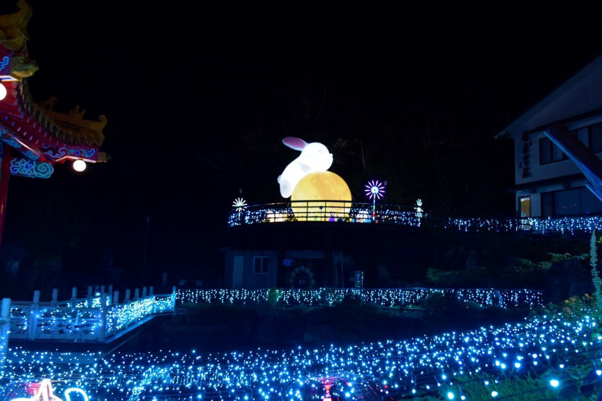 文山燈區燈飾「玉兔倚月」將展至4月24日。（圖／指南宮提供）