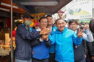 侯友宜市長陪同林明溱在竹山鎮拜票，請支持認真做事的人。（林明溱競總提供）