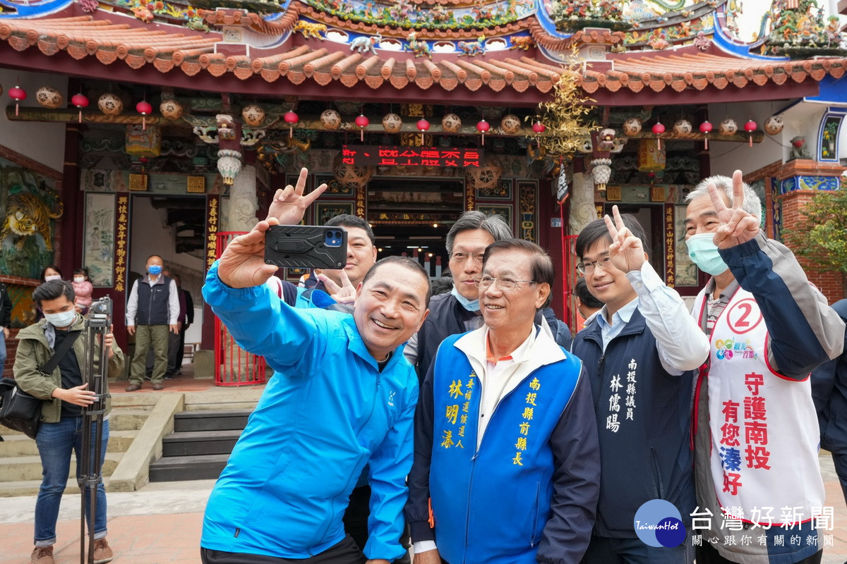 侯友宜市長與林明溱都展現非常親民風格。（林明溱競總提供）