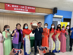 阮主委代表新住民贈包粽。（記者扶小萍攝）