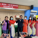 阮主委代表新住民贈包粽。（記者扶小萍攝）