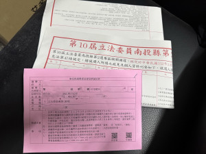 南投縣選委會說嚴格要求選務人員依規發送選舉公報與投票通知單。（記者扶小萍攝）