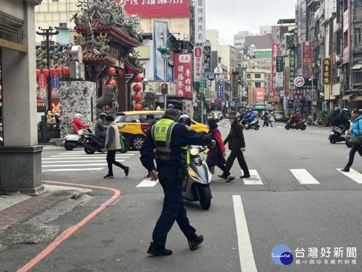 桃園市政府警察局加強路口「車輛不停讓行人」及「行人違規」之稽查取締。