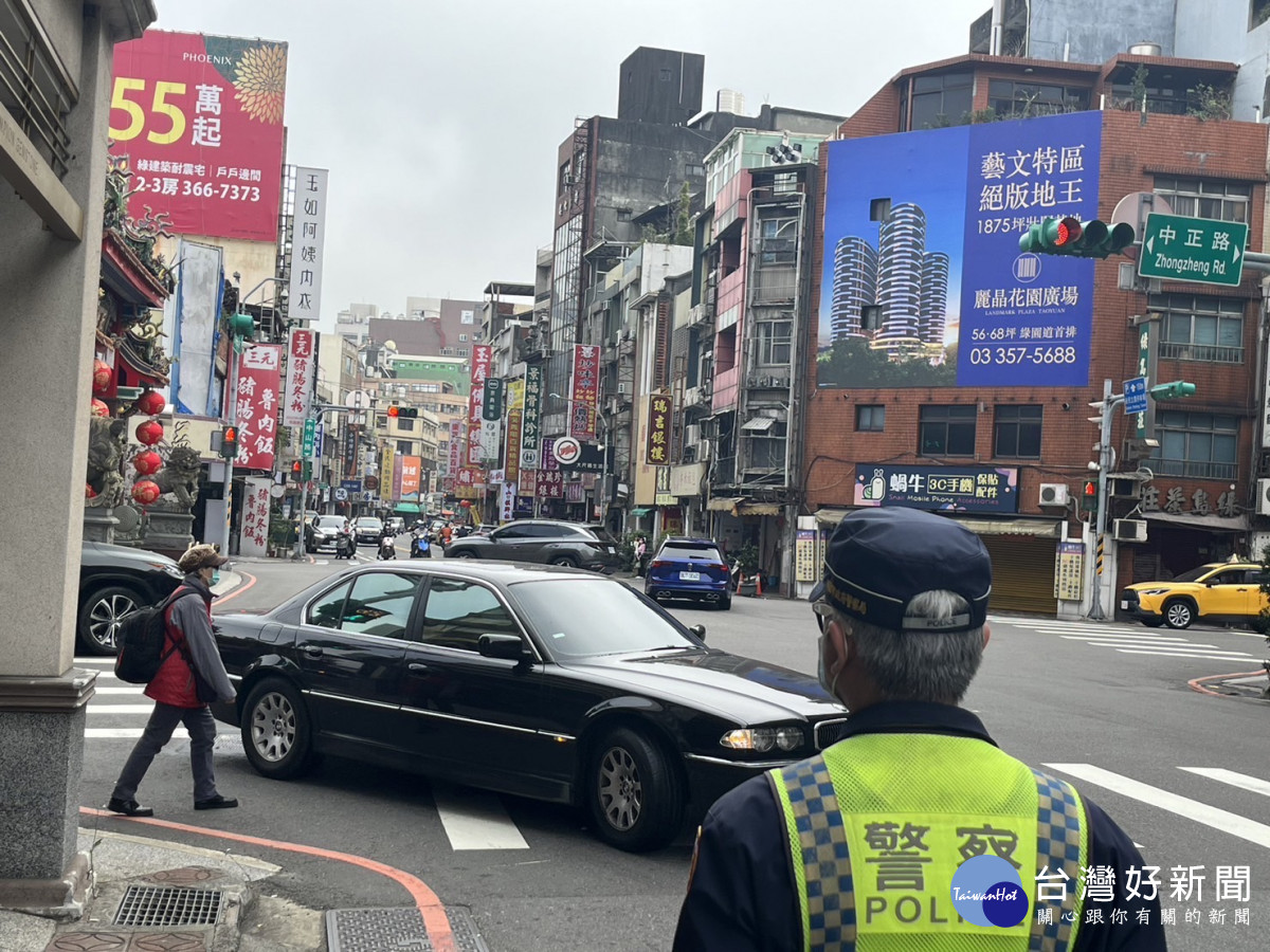 桃園市政府警察局加強路口「車輛不停讓行人」及「行人違規」之稽查取締。