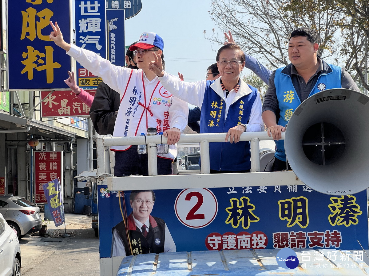 桃園市長張善政也陪同林明溱在竹山鎮掃街拜票。（林明溱競總提供）