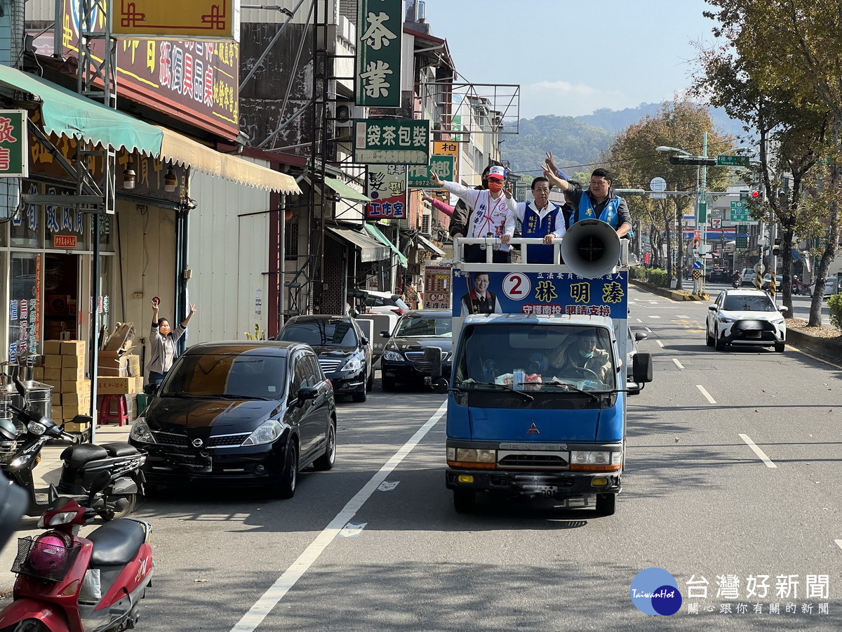 車隊經過竹山市區有民眾揮手加油。（林明溱競總提供）