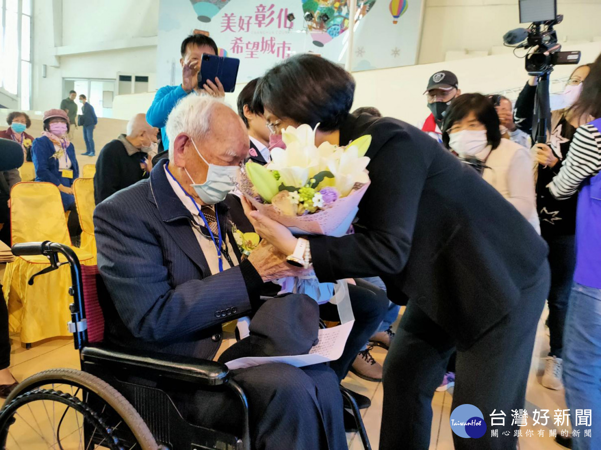 228和平紀念日，縣長王惠美獻花向受難者及其家屬致意。圖／記者鄧富珍攝
