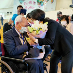228和平紀念日，縣長王惠美獻花向受難者及其家屬致意。圖／記者鄧富珍攝