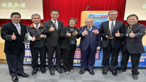 ▲行政院主計總處主計長朱澤民、高市主計處處長李瓊慧、副處長陳正濱、經濟發展局副局長王宏榮及獲獎公所三民區區長宋貴龍、路竹區區長薛茂竹、阿蓮區區長李惠寧共同合影。（圖／記者 許高祥 翻攝）
