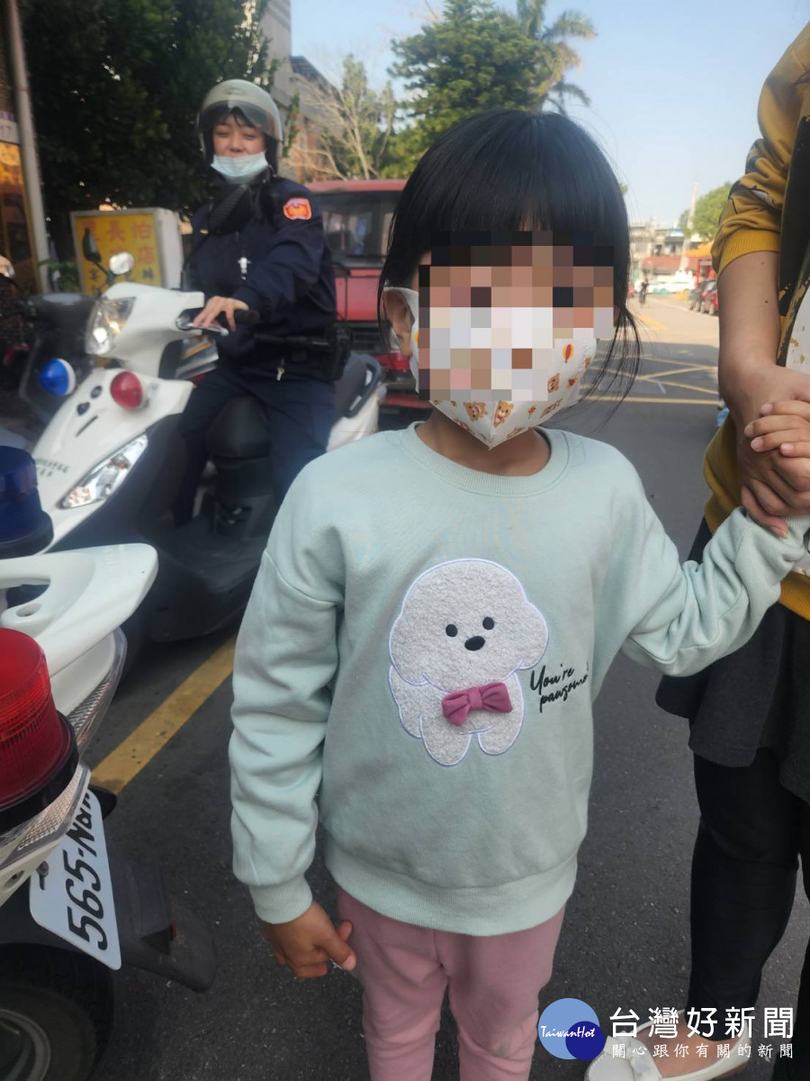 5歲女童與家人走失，員警半小時促重逢。