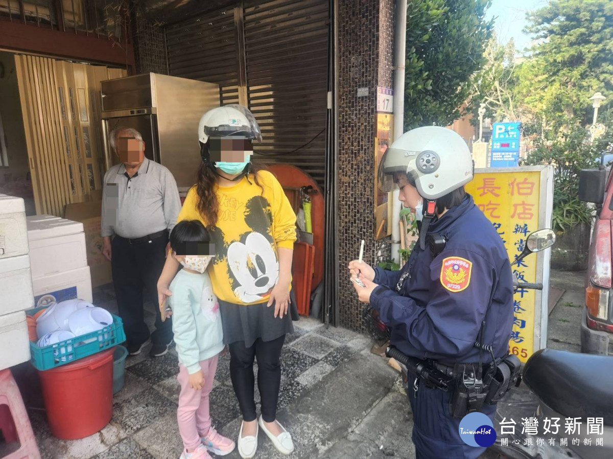 5歲女童與家人走失，員警半小時促重逢。<br /><br />
<br /><br />
