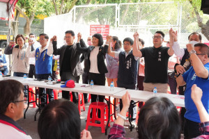 趙少康許縣長與多位議員都站台相挺林明溱。（國民黨南投縣黨部提供）