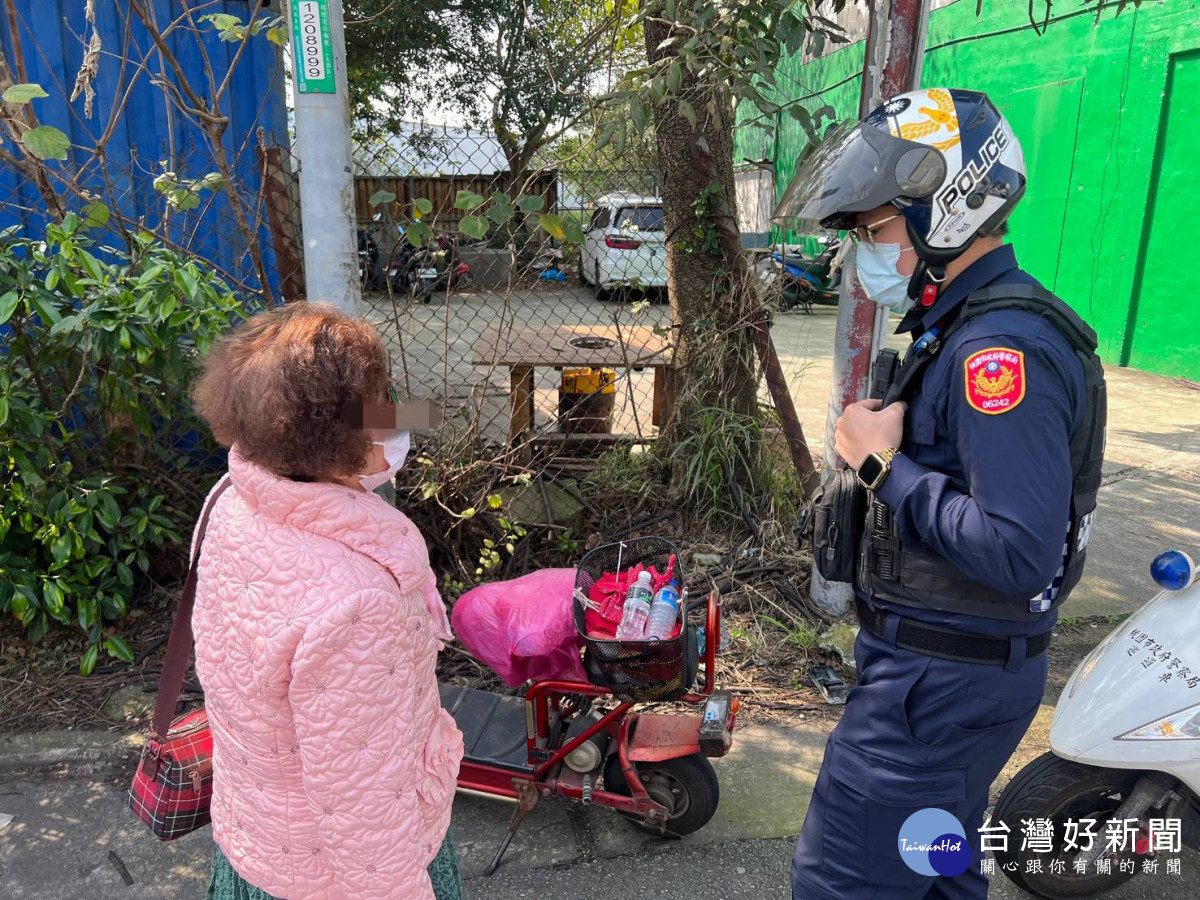 老婦電動車停路邊卻不翼而飛， 警方迅速偵破烏龍竊案。