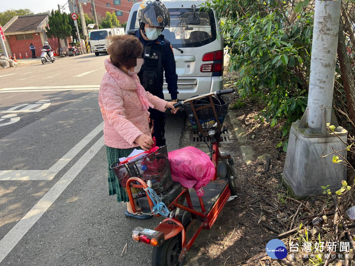 老婦電動車停路邊卻不翼而飛， 警方迅速偵破烏龍竊案。<br /><br />
