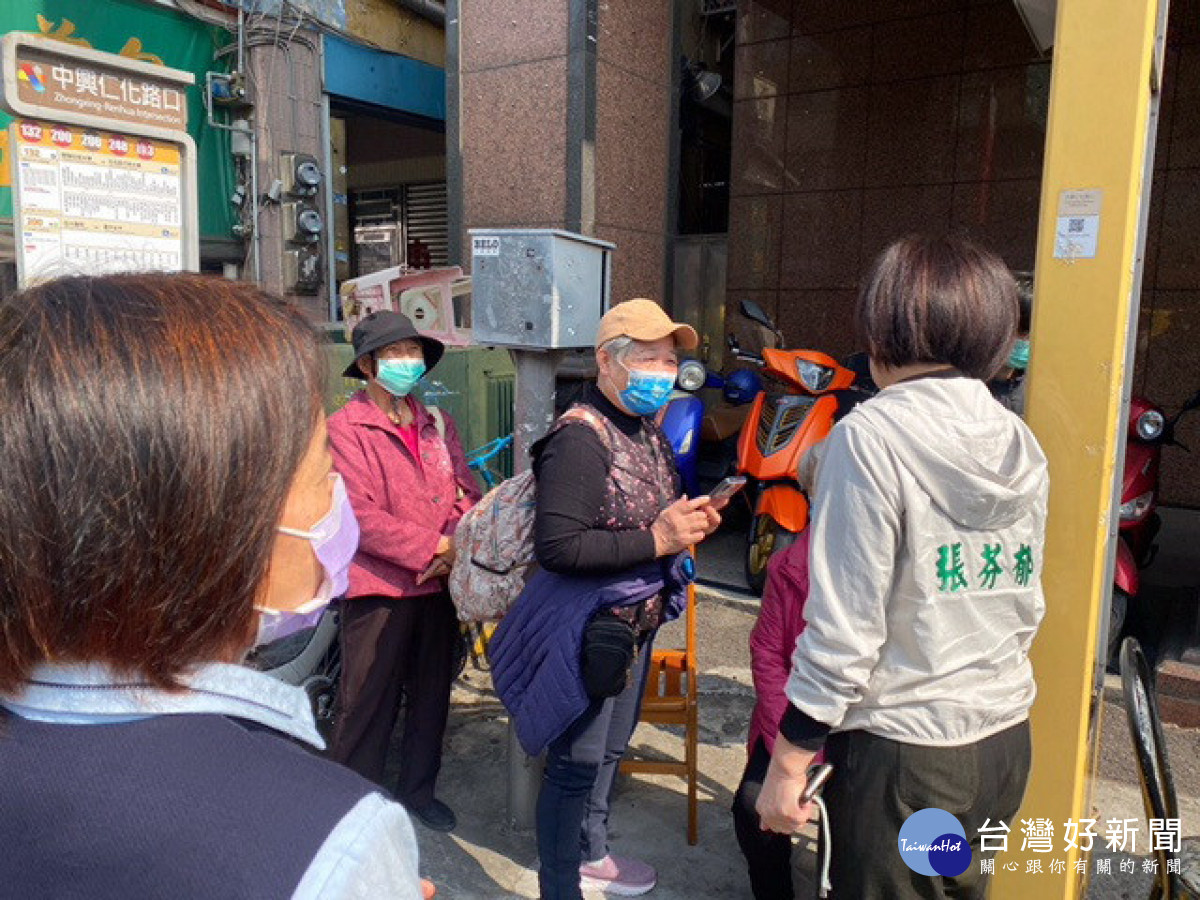 議員關心長輩等公車太熱。林重鎣